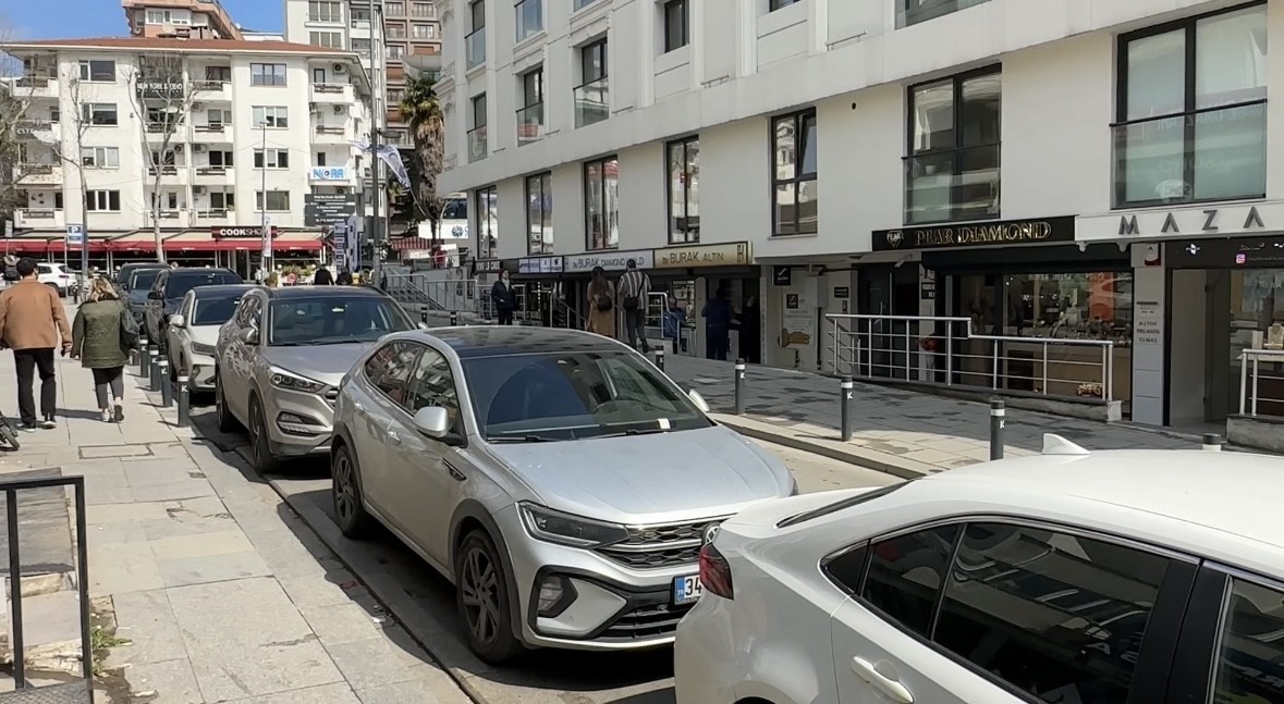 Kadıköy’de silahlı kavga: Sokak ortasında ateş açtı