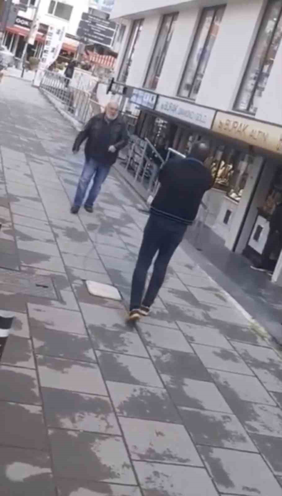 Kadık&ouml;y&rsquo;de silahlı kavga: Sokak ortasında ateş a&ccedil;tı
