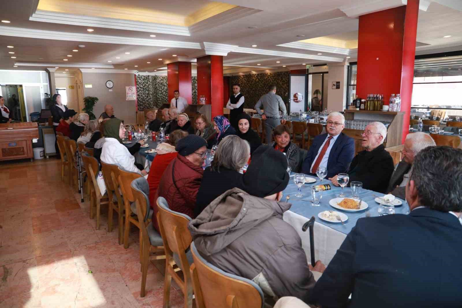 Burhaniye Belediyesi, Huzurevindeki vatandaşları yalnız bırakmadı