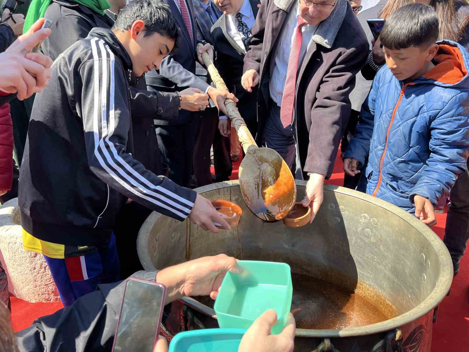 Mesir Festivali Nevruz ateşinin yakılmasıyla başladı
