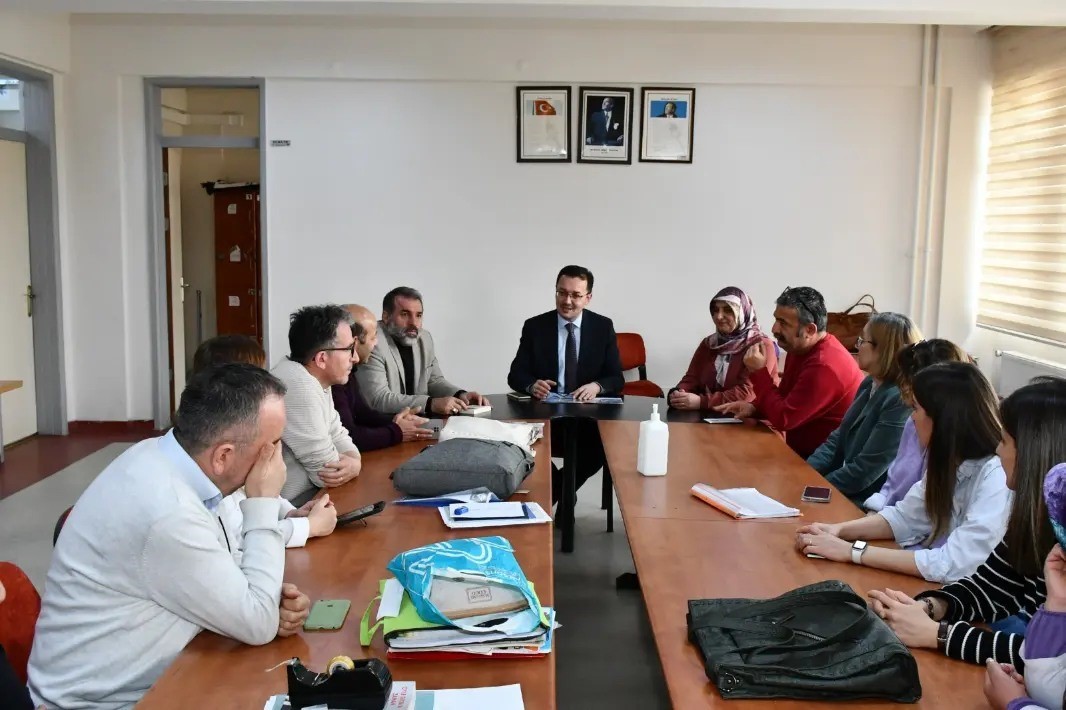 Milli Eğitim Müdürü Odabaşoğlu öğrencilerle bir araya geldi
