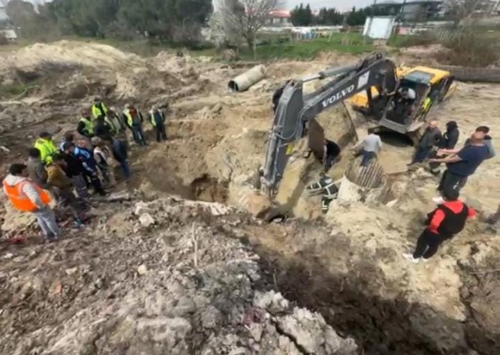 Toprak altında kalan iş&ccedil;ileri kurtarma &ccedil;alışmaları s&uuml;r&uuml;yor
