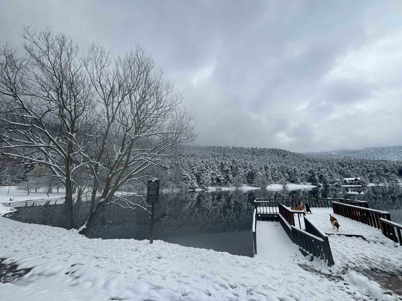 Gölcük Tabiat Parkı’nda kar kalınlığı 10 santimetreye ulaştı
