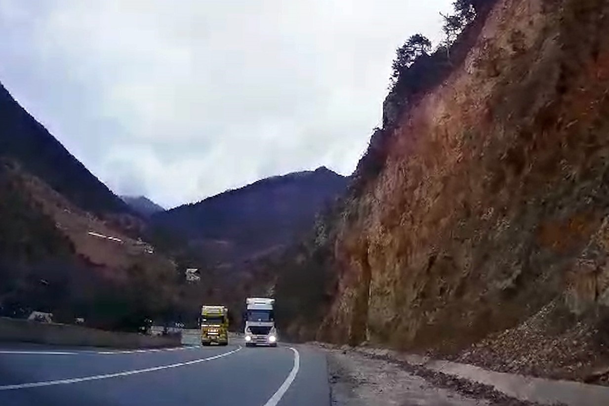 G&uuml;m&uuml;şhane-K&uuml;rt&uuml;n yolunda facia s&uuml;r&uuml;c&uuml;n&uuml;n dikkati sayesinde atlatıldı
