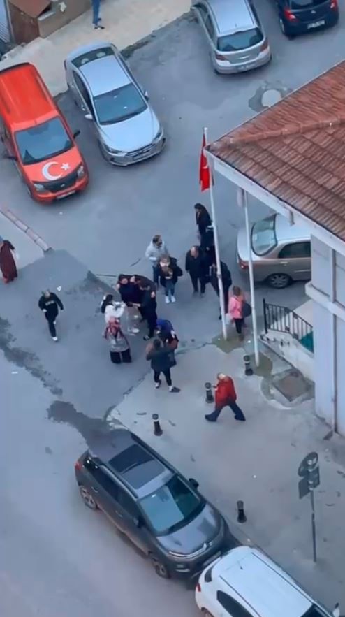 Esnaf ile motor kuryeler arasında &ldquo;paketleme&rdquo; kavgası kamerada
