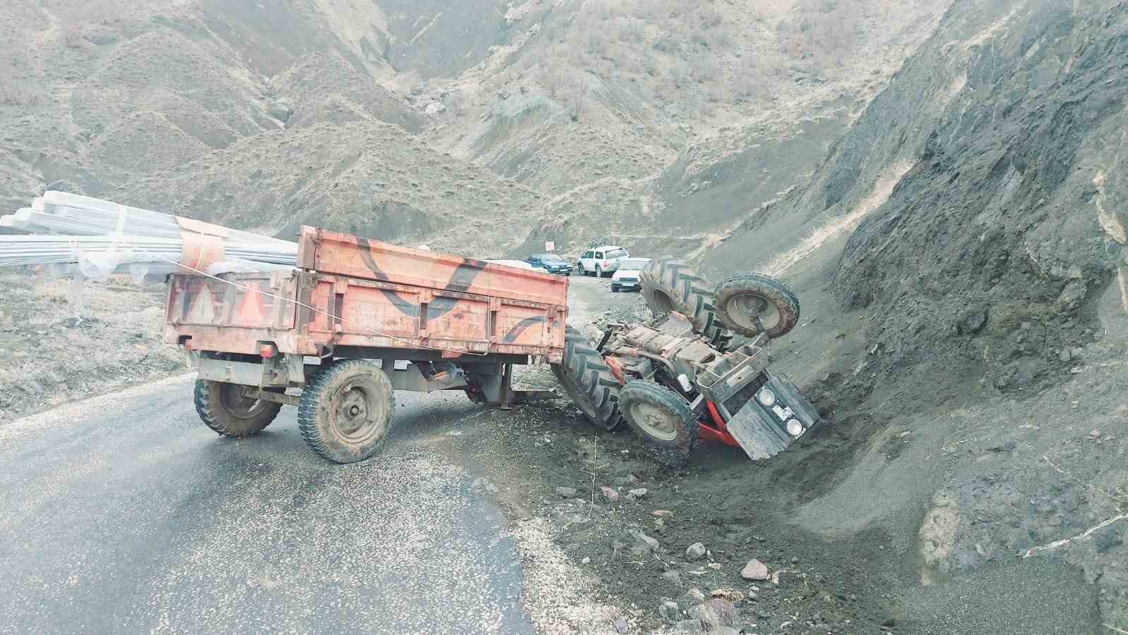 Devrilen trakt&ouml;r&uuml;n altında kalan s&uuml;r&uuml;c&uuml; yaralandı
