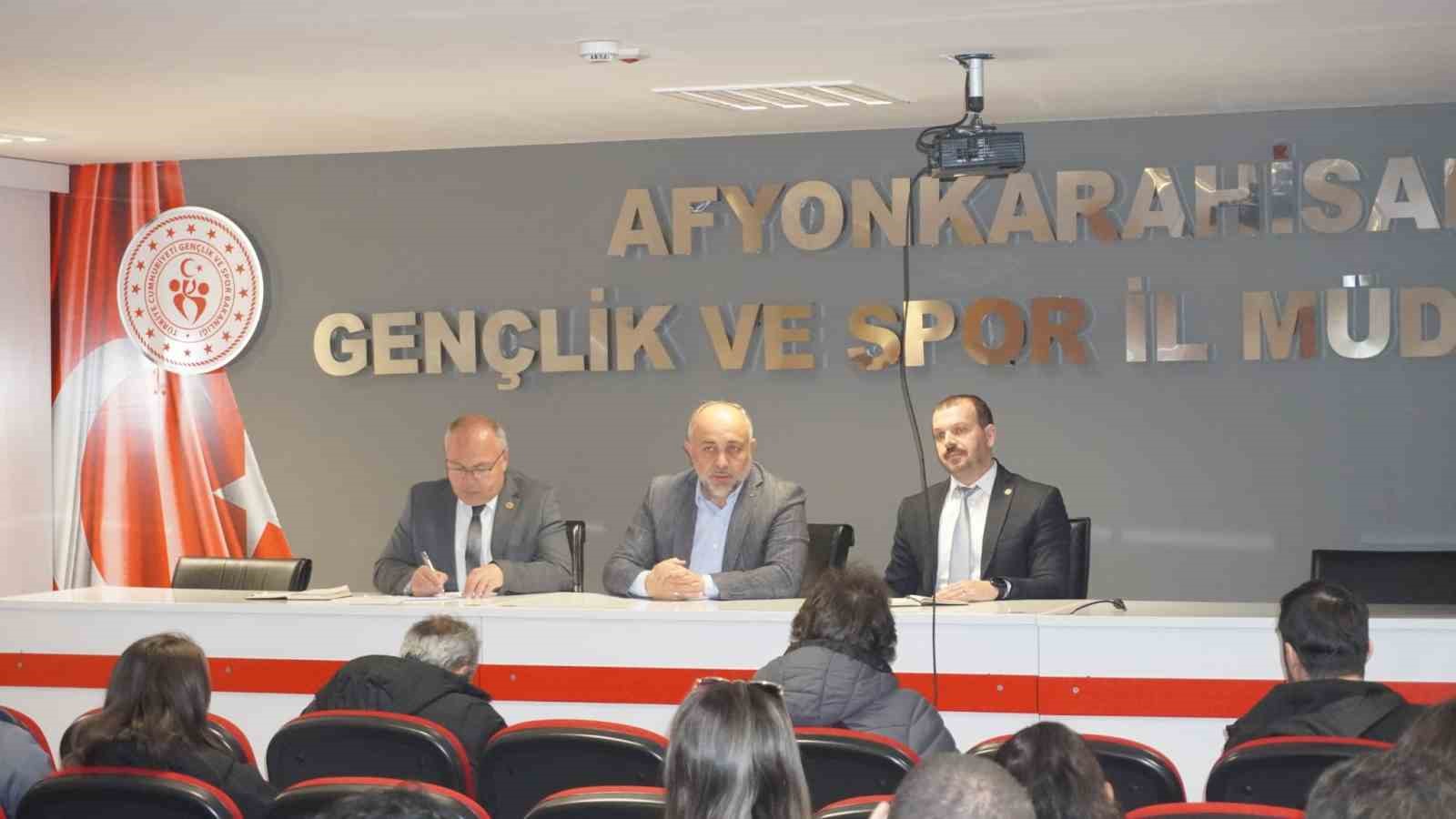 Afyonkarahisar’da antrenörlerle değerlendirme toplantısı düzenledi
