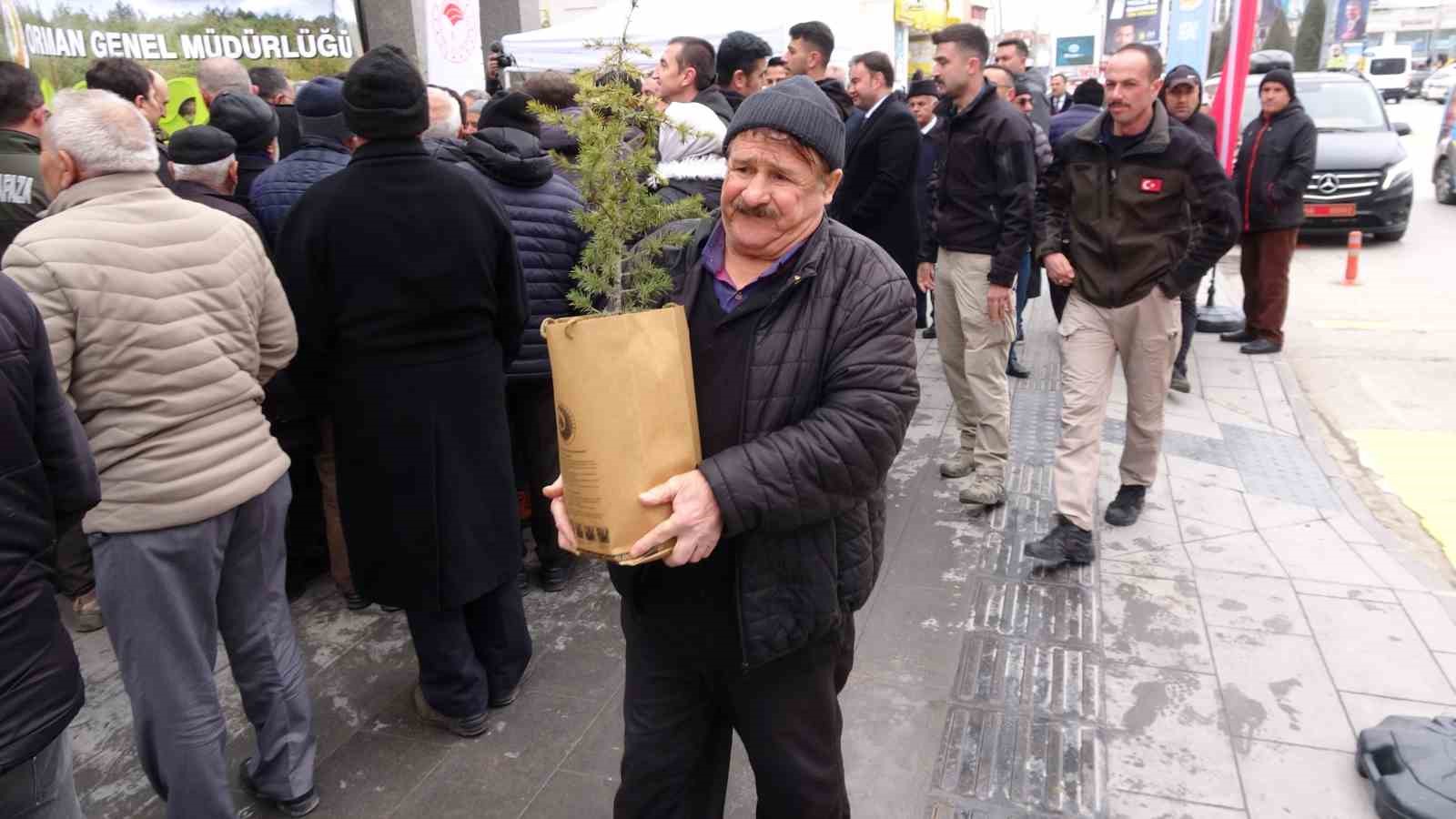 Yozgat&rsquo;ta 30 bin fidan dağıtıldı
