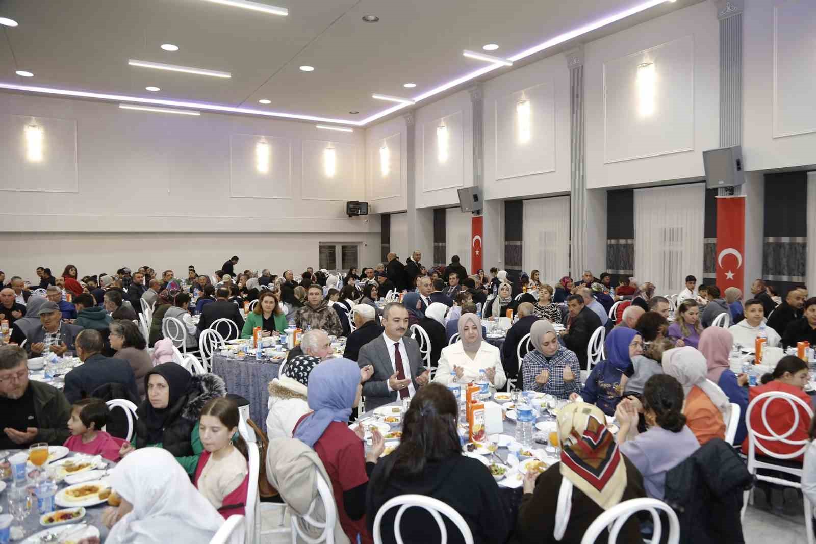 Vali Dağlı huzurevi sakinleriyle iftar yaptı