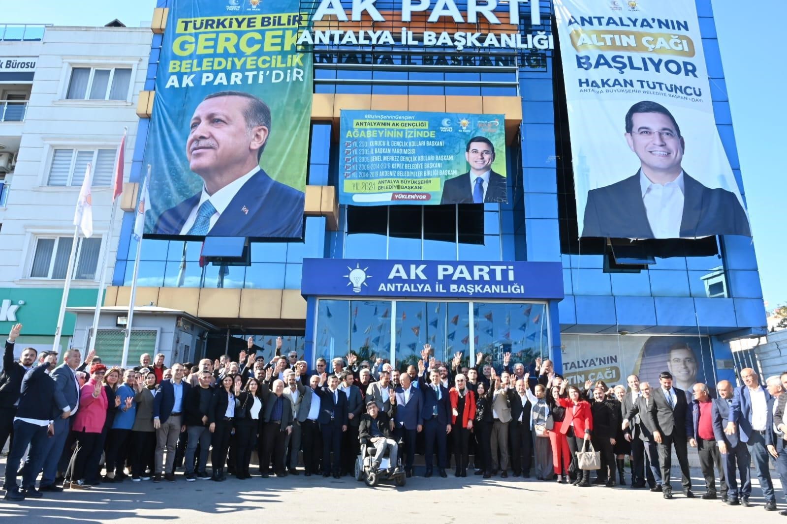 Antalya&rsquo;da AK Parti&rsquo;ye katılan 7 bin 841 &uuml;yeye rozetleri takıldı
