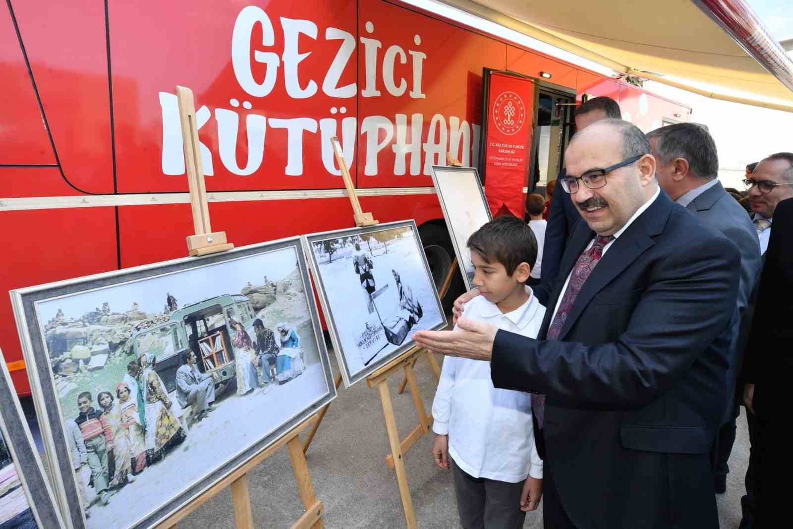 Gezici Kütüphanesi Balıkesirli Öğrencilerle Buluştu