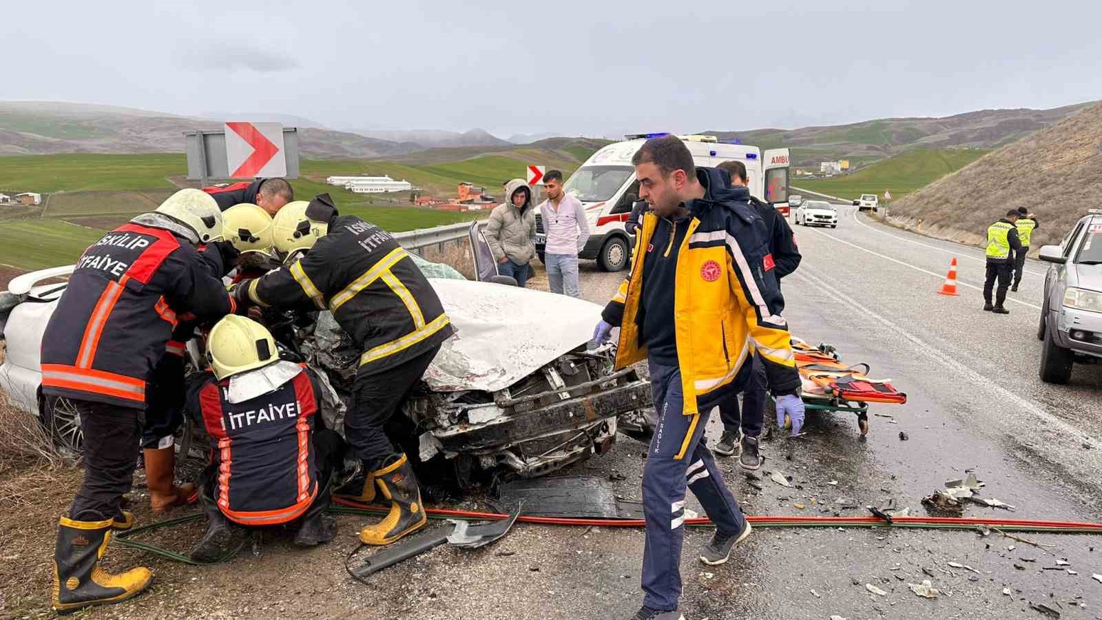 Çorum’da otomobil ile tır çarpıştı: 3 yaralı
