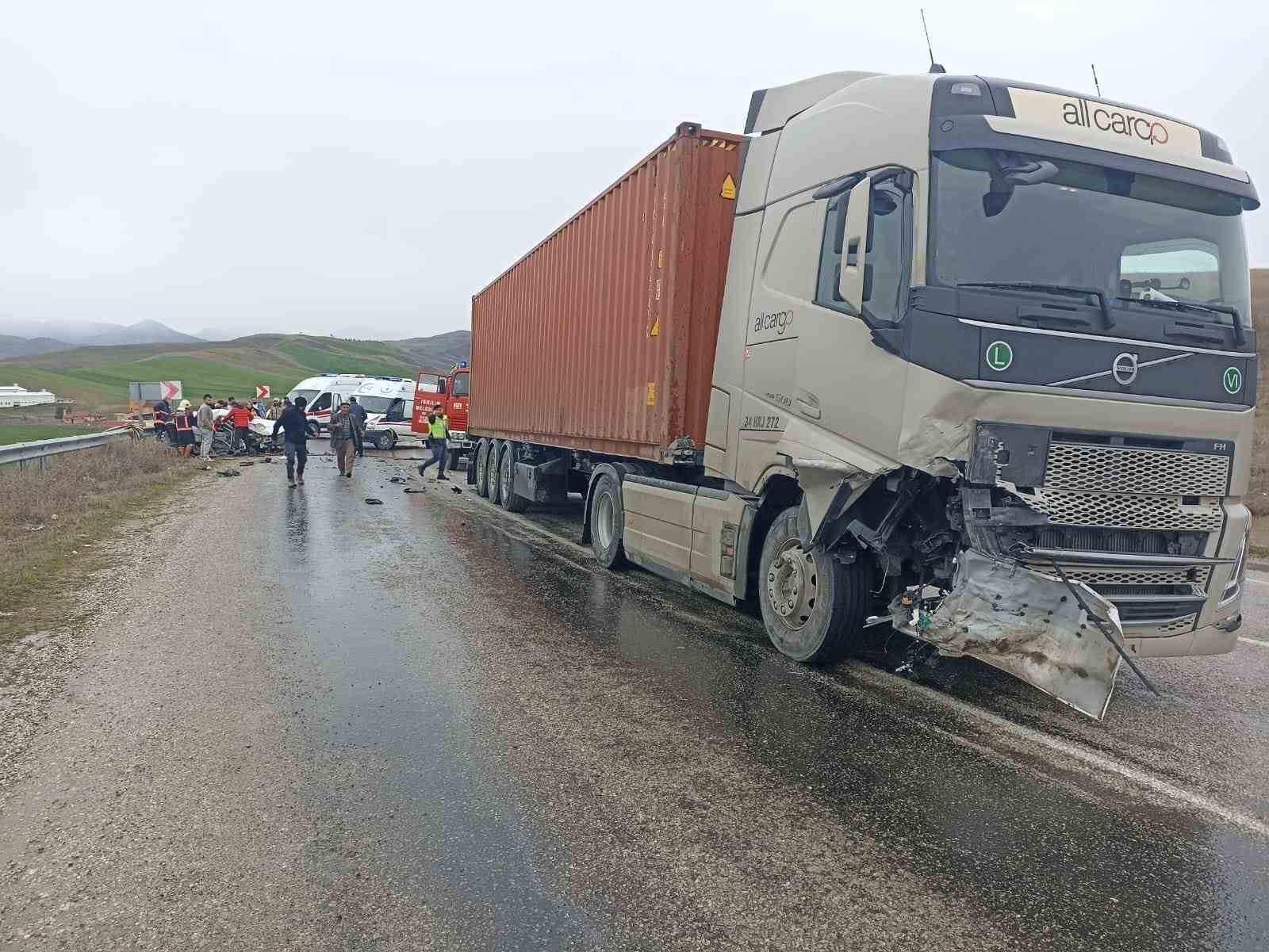 &Ccedil;orum&rsquo;da otomobil ile tır &ccedil;arpıştı: 3 yaralı
