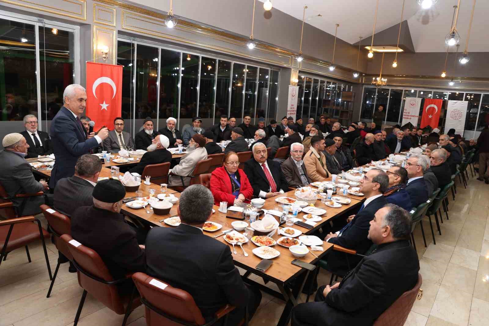 Muş’ta yaşlılar iftarda buluştu