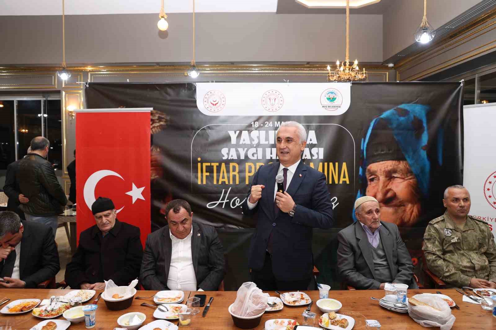 Muş’ta yaşlılar iftarda buluştu
