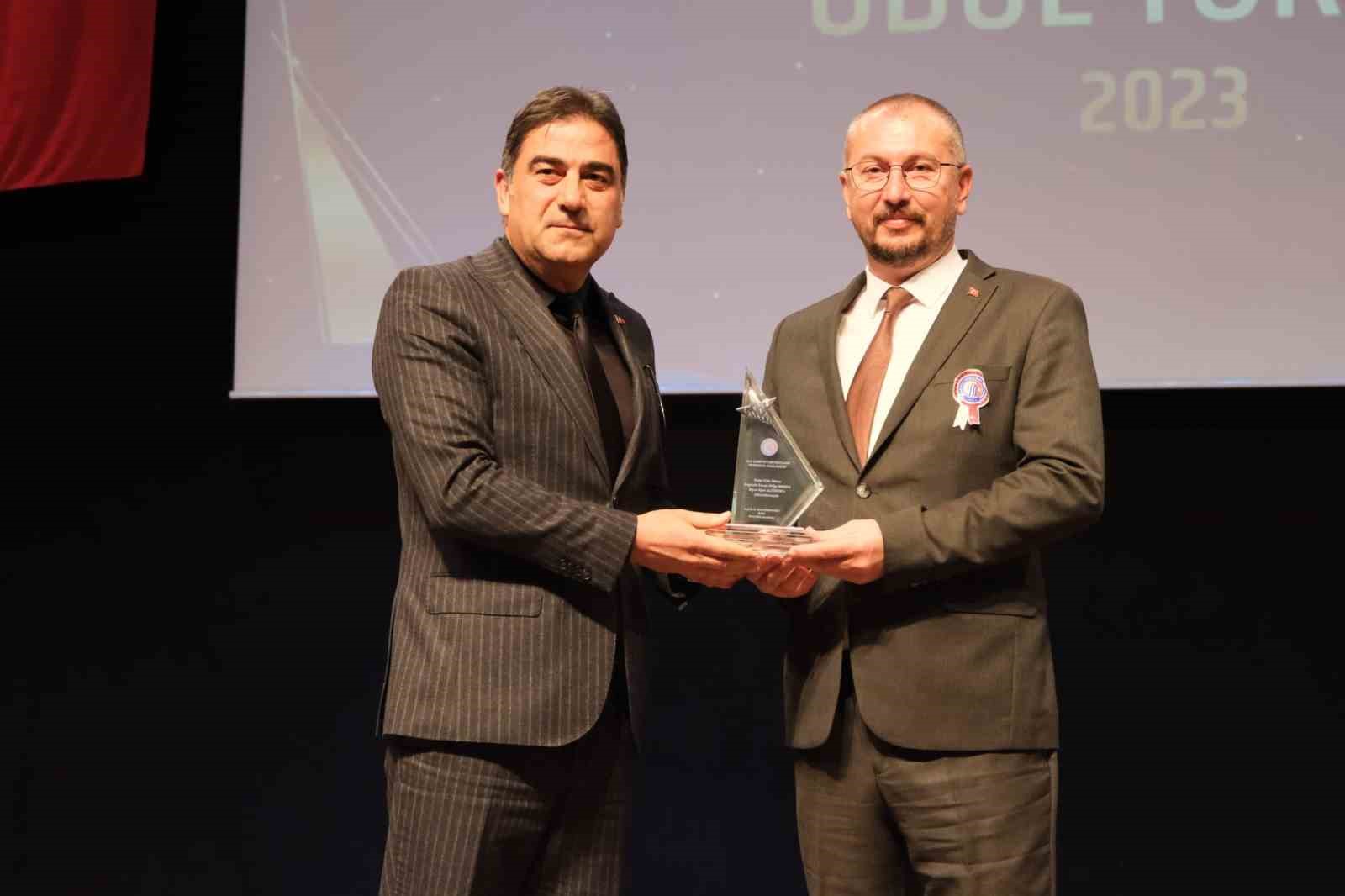 &Ccedil;OM&Uuml;&rsquo;den Ezine Gıda İhtisas Organize Sanayi B&ouml;lge M&uuml;d&uuml;r&uuml; Alper Altınok&rsquo;a &ouml;d&uuml;l
