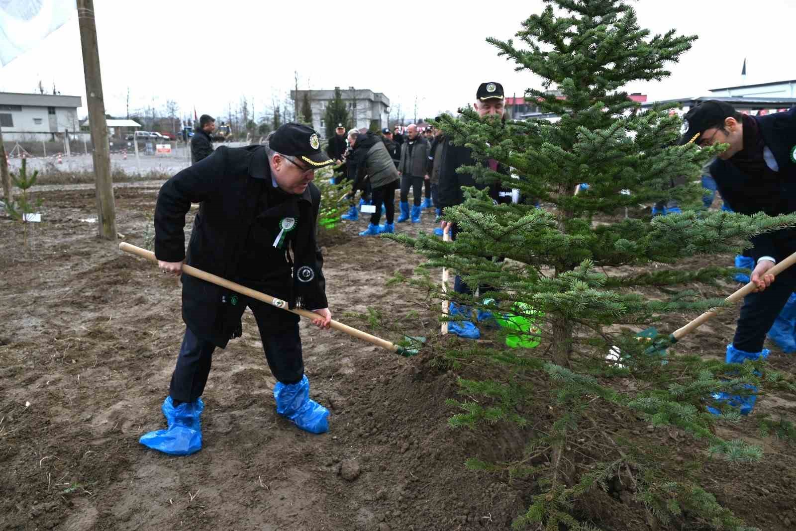 Rekt&ouml;r &Ouml;z&ouml;l&ccedil;er, fidan dikme etkinliğine katıldı

