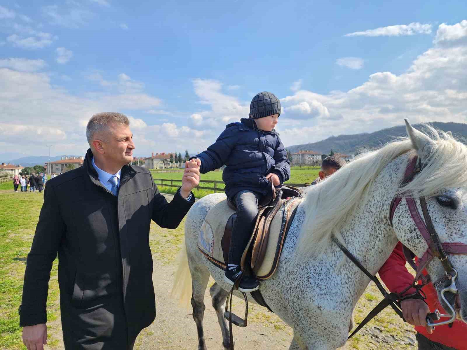 Özel bireyler ata binmenin heyecanını yaşadı