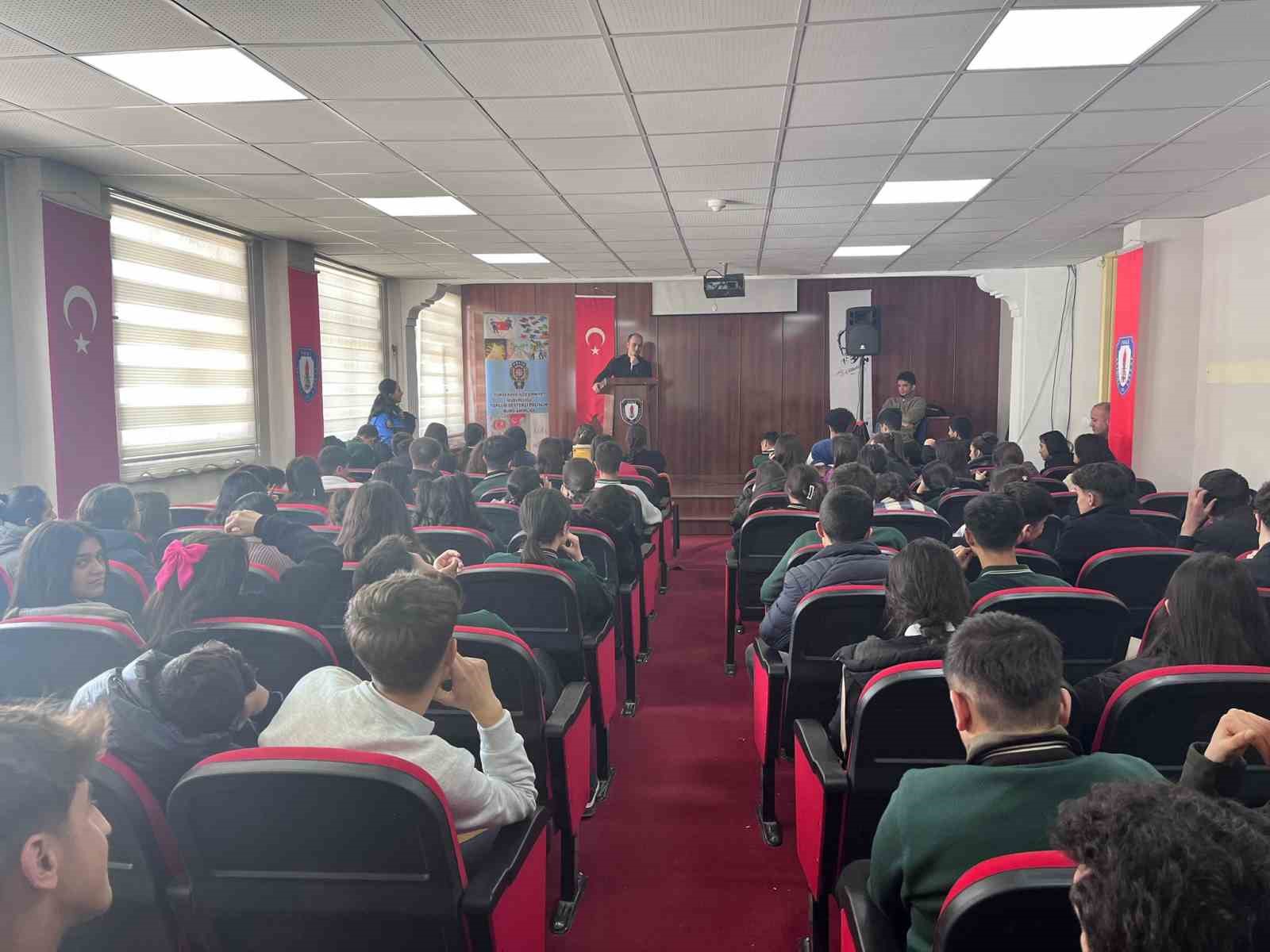Y&uuml;ksekova polisi 4 bin &ouml;ğrenciye siber su&ccedil;ları anlattı
