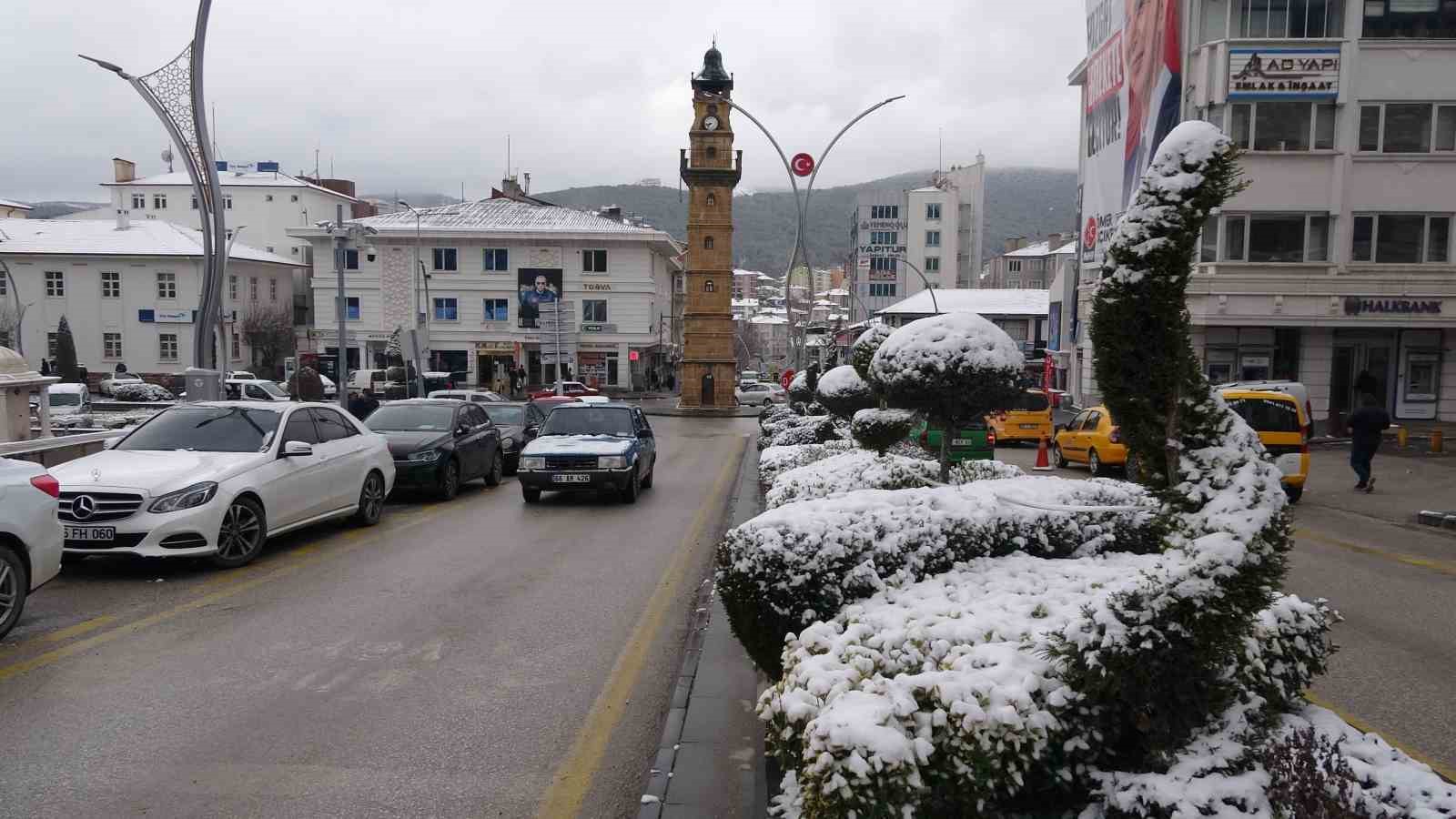 Yozgat&rsquo;ta erken &ccedil;i&ccedil;ek a&ccedil;an badem ağa&ccedil;ları kar altında kaldı
