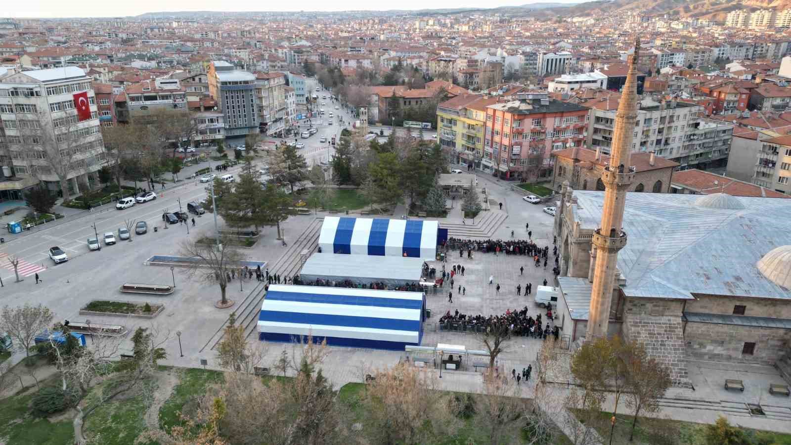 Aksaray Belediyesi her g&uuml;n 3 bin vatandaşı aynı sofrada buluşturuyor
