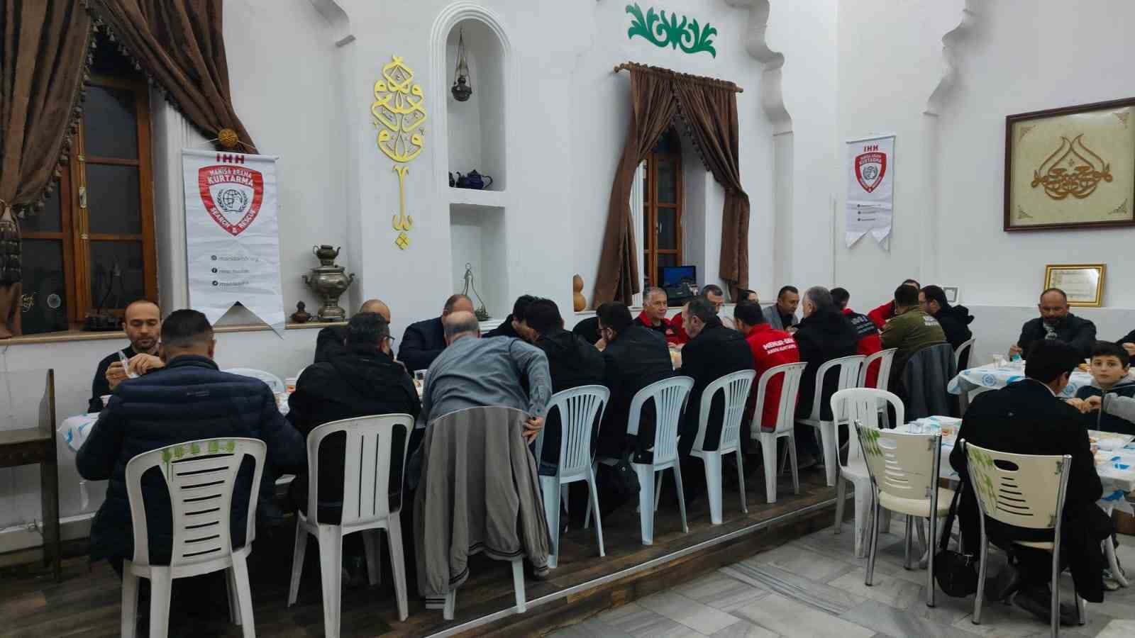 Arama kurtarma ekipleri iftarda buluştu
