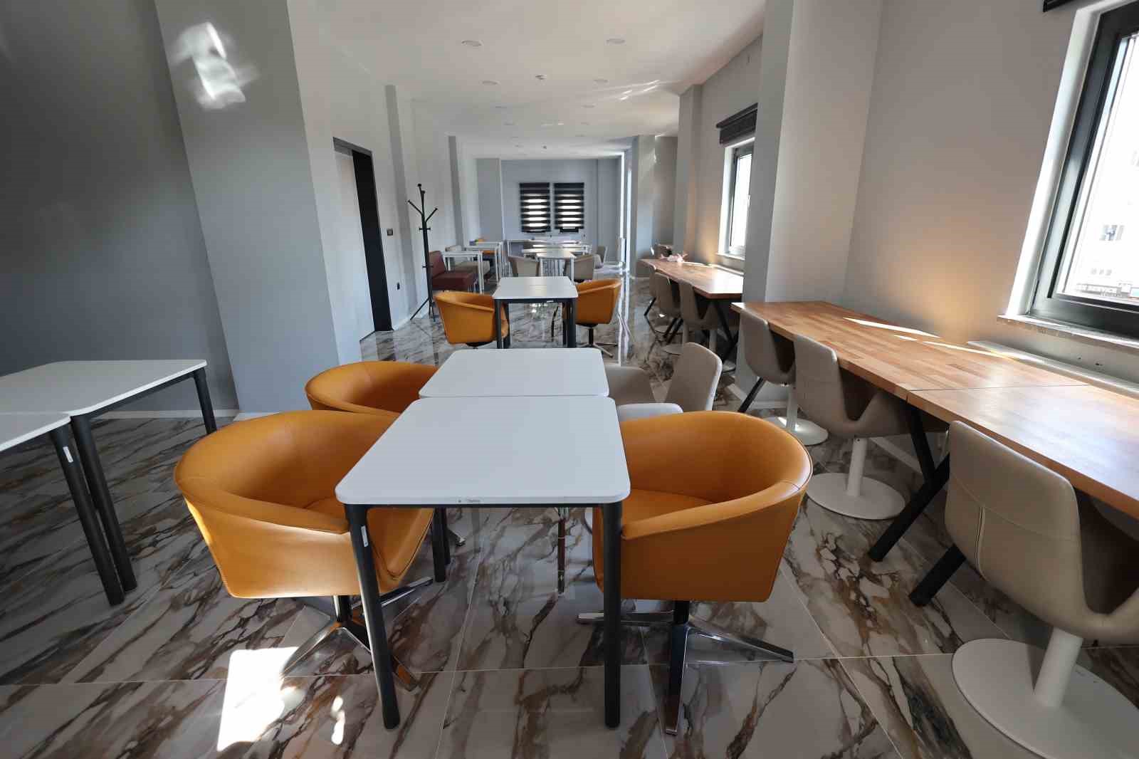 Uşaklı gen&ccedil;lerin yeni merkezi Gen&ccedil;lik &Uuml;ss&uuml; hizmete girdi
