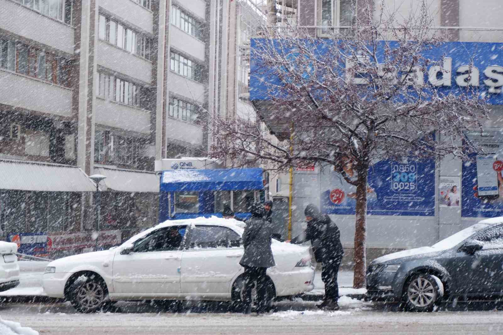 Erzurum&rsquo;da kar yağışı etkili oluyor, 147 k&ouml;y yolu ulaşıma kapalı
