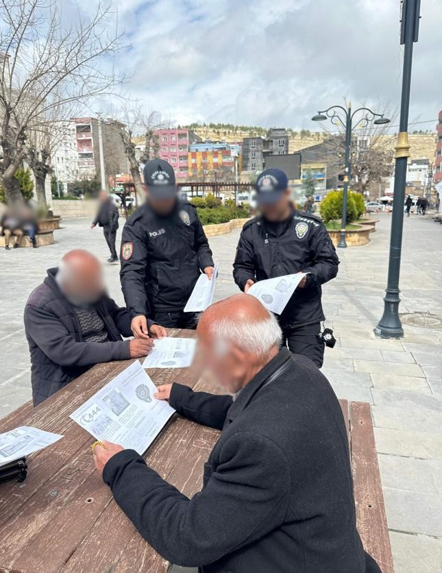 Mardin’de polis ekipleri dolandırıcılığa karşı vatandaşları bilgilendirdi
