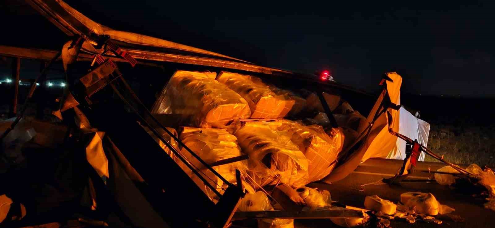 Konya&rsquo;da tır devrildi: 1 yaralı
