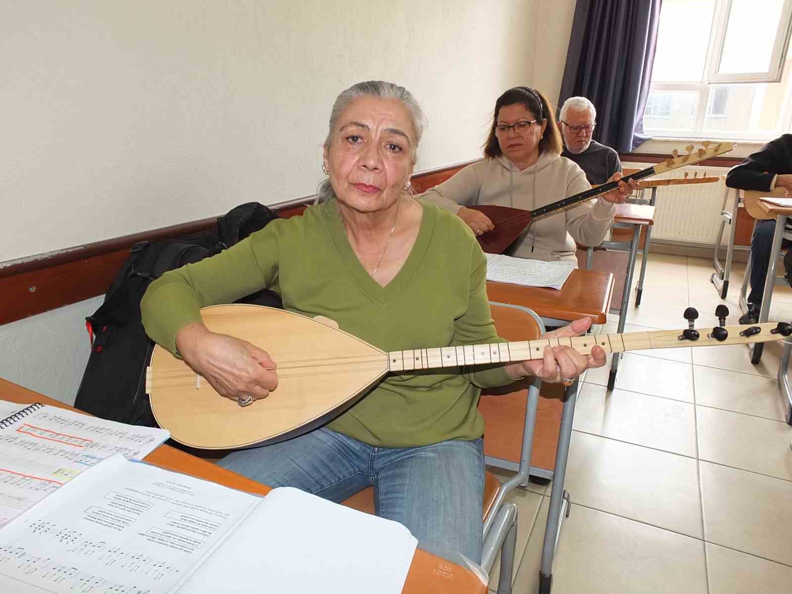 Balıkesir’de emekliler bağlama çalmayı öğreniyor