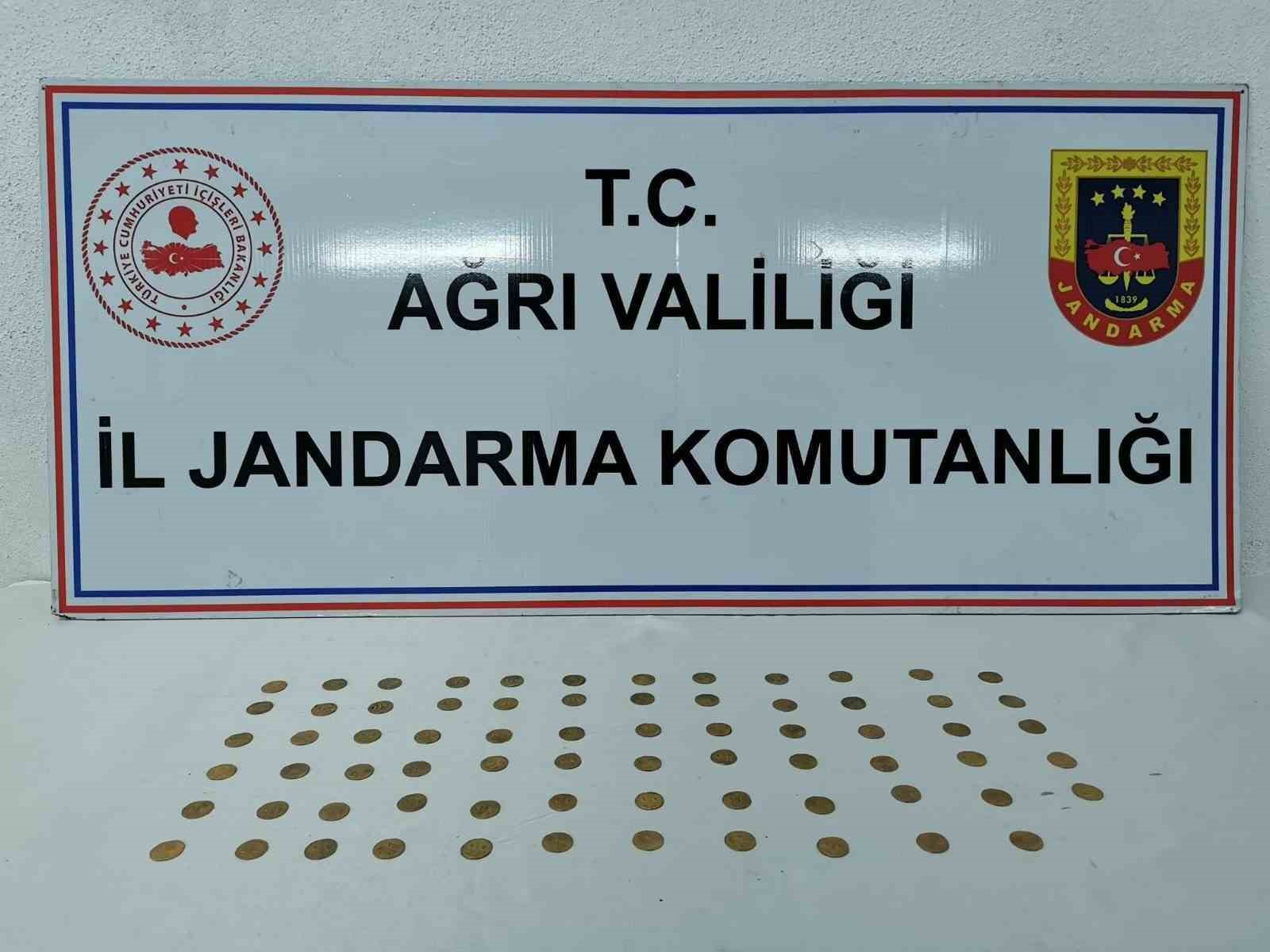 Ağrı’da jandarma ekipleri 71 adet altın sikke ele geçirdi