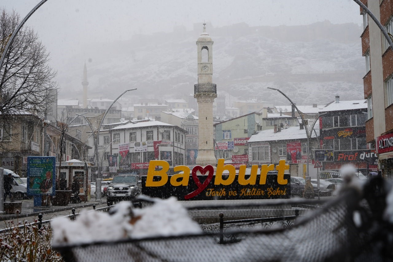 Bayburt’a lapa lapa kar yağdı