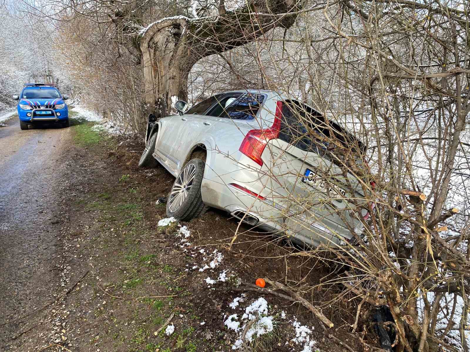 Kontrolden çıkan cip ağaca çarptı: 3 yaralı
