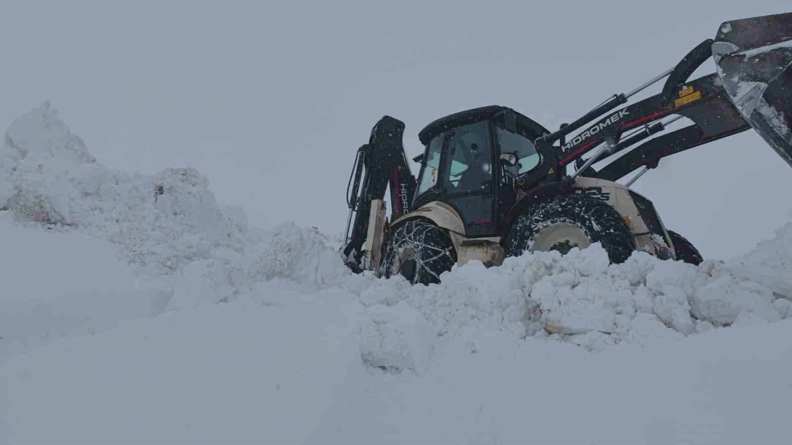 Baharda 4 metrelik karda yol a&ccedil;ma &ccedil;alışması
