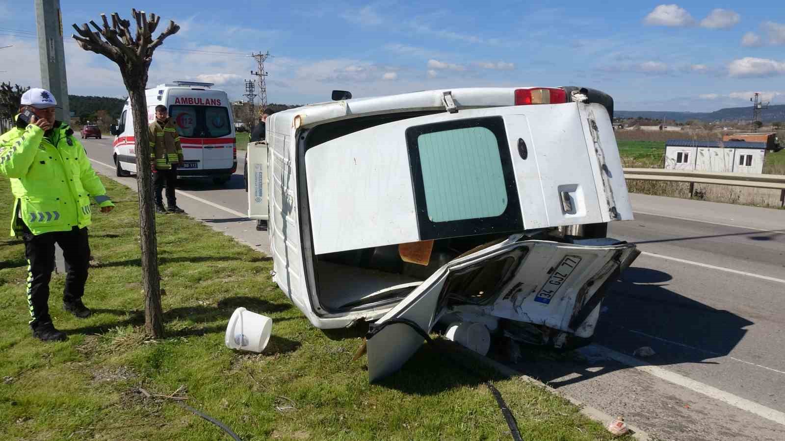 Çanakkale’de yemek taşıyan minibüs devrildi, sürücü yaralandı