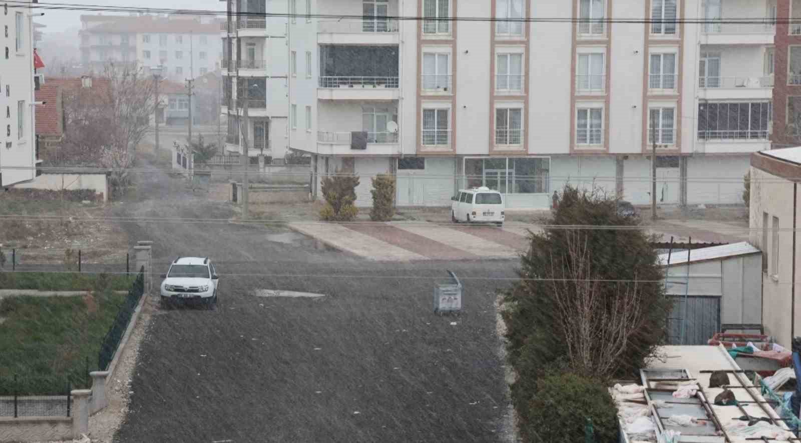 Hava sıcaklığının gece eksi 3’e kadar düştüğü Aksaray’da kar yağışı
