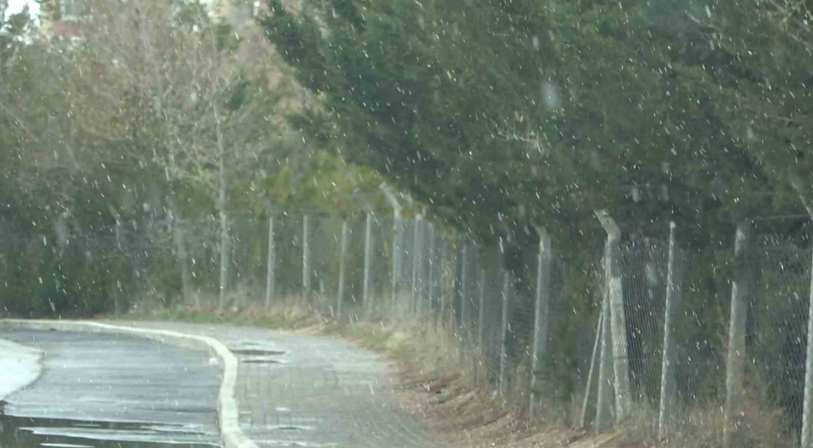 Hava sıcaklığının gece eksi 3&rsquo;e kadar d&uuml;şt&uuml;ğ&uuml; Aksaray&rsquo;da kar yağışı

