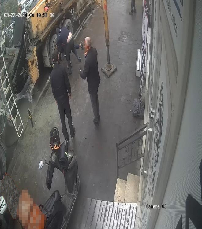 Ataşehir&rsquo;de iki şahsın yumruk yumruğa kavgası kamerada
