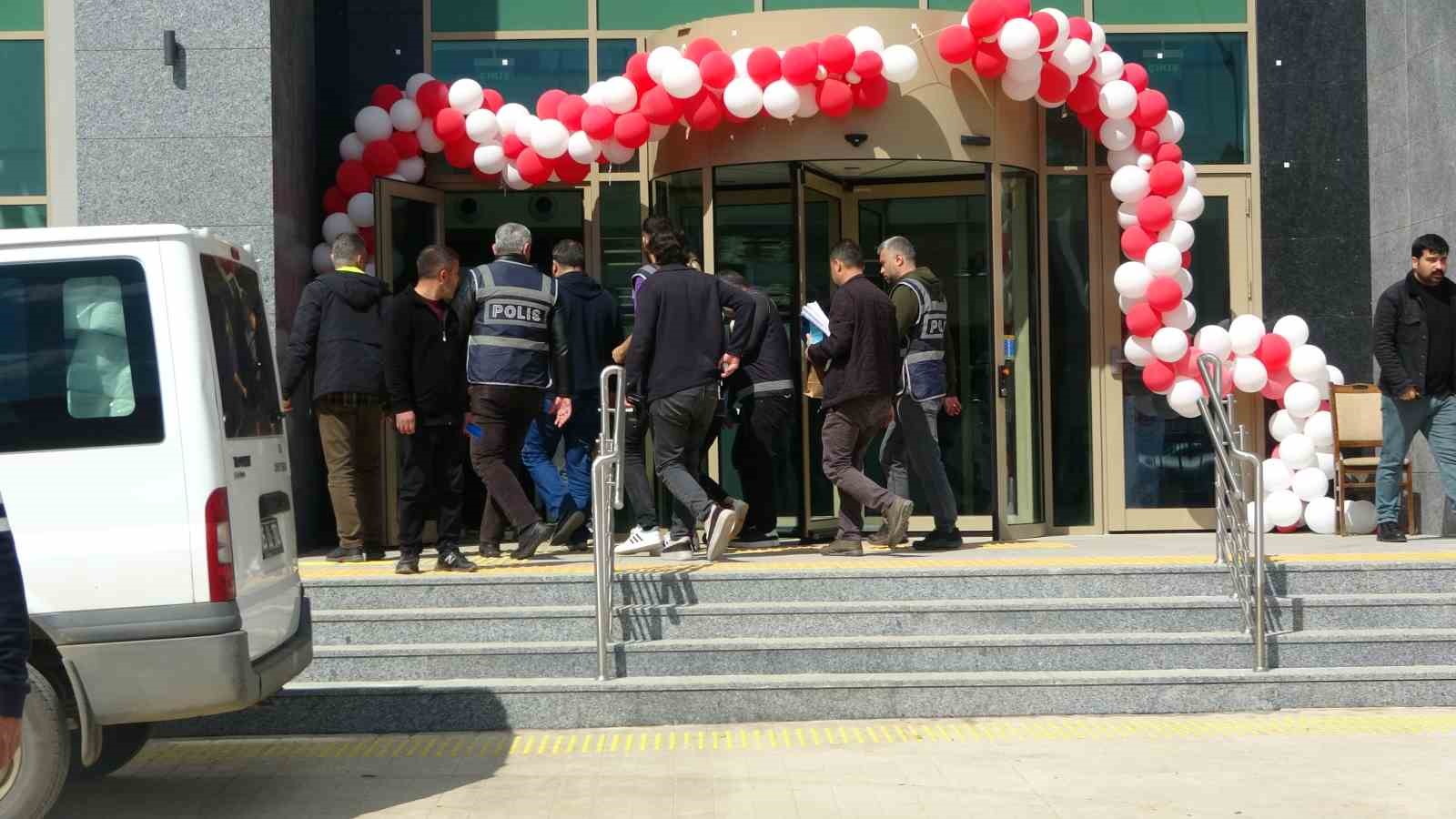 Kocasını &ouml;ld&uuml;ren kadın adliyeye sevk edildi
