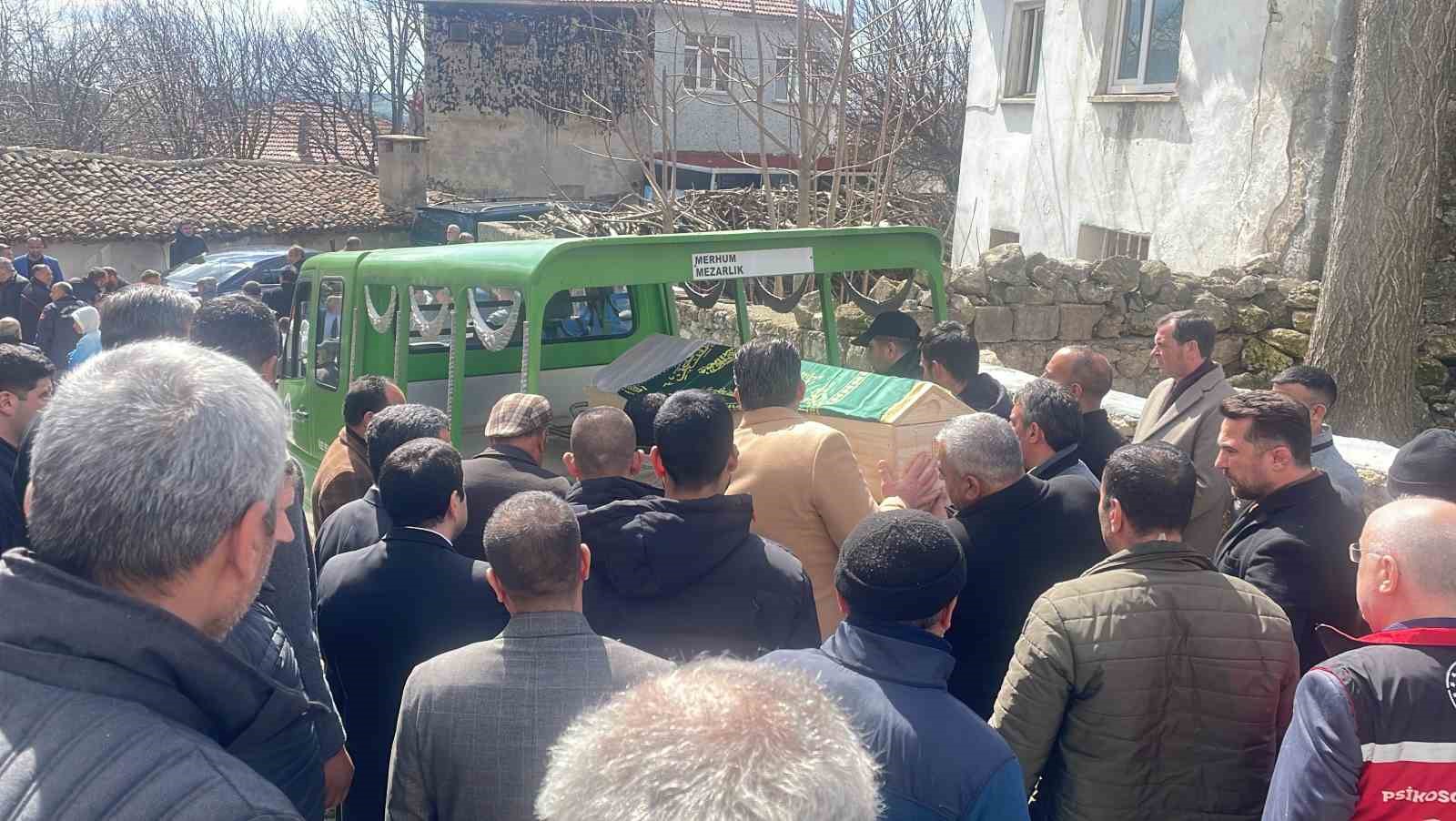 Tır ile minib&uuml;s&uuml;n &ccedil;arpıştığı kazada hayatını kaybedenler toprağa verildi
