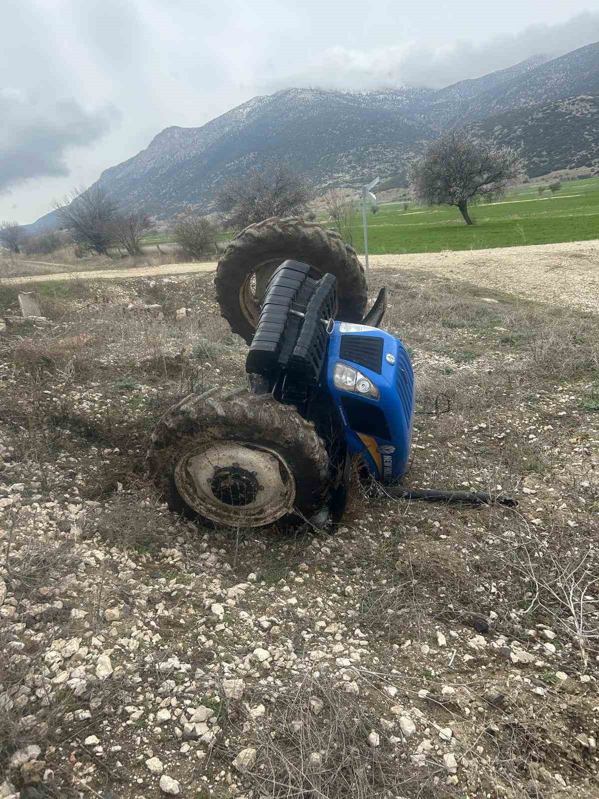 Trakt&ouml;r ile yolcu treni &ccedil;arpıştı: 1 ağır yaralı
