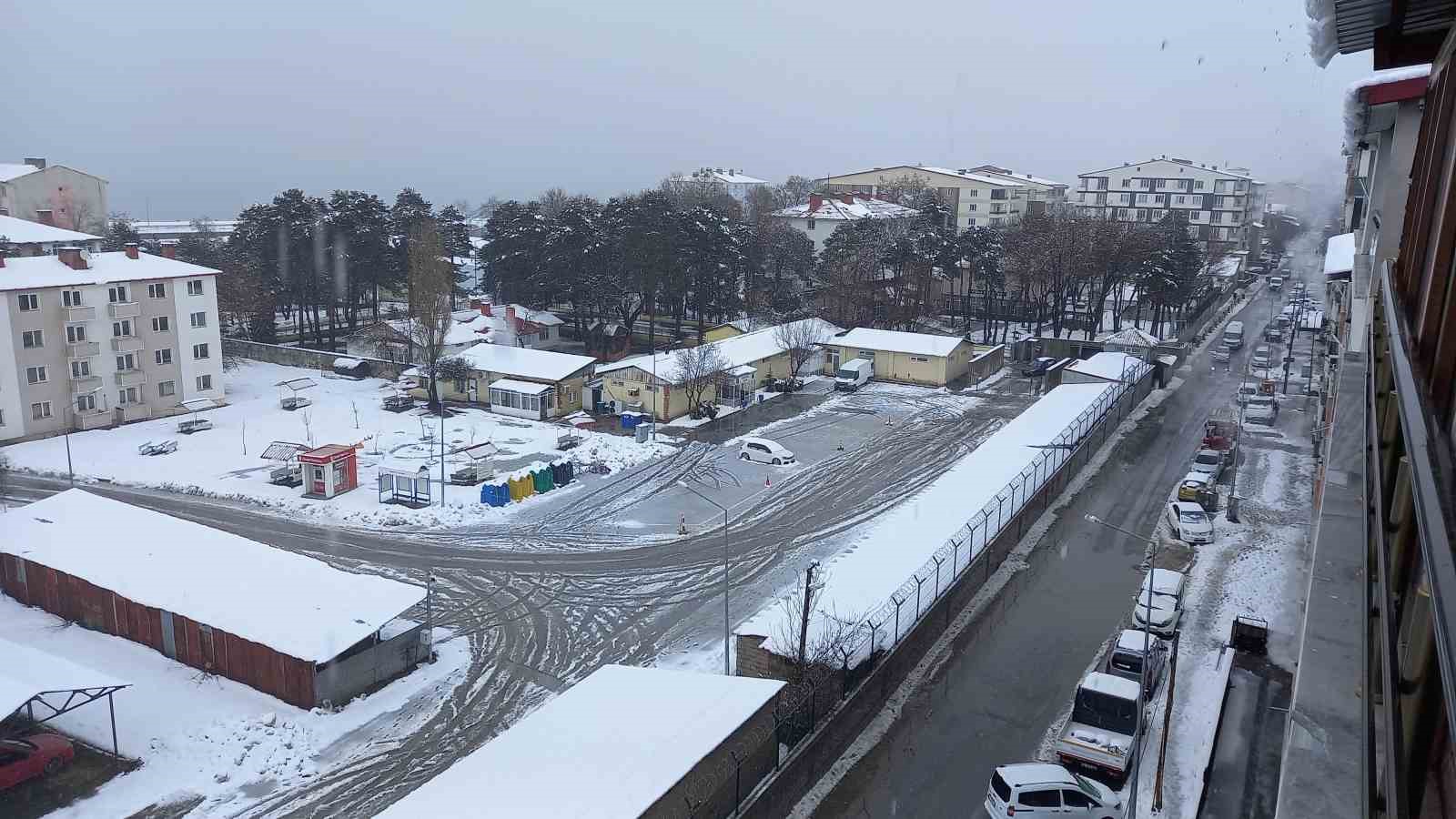 Tatvan’da kar yağışı hayatı olumsuz etkiliyor