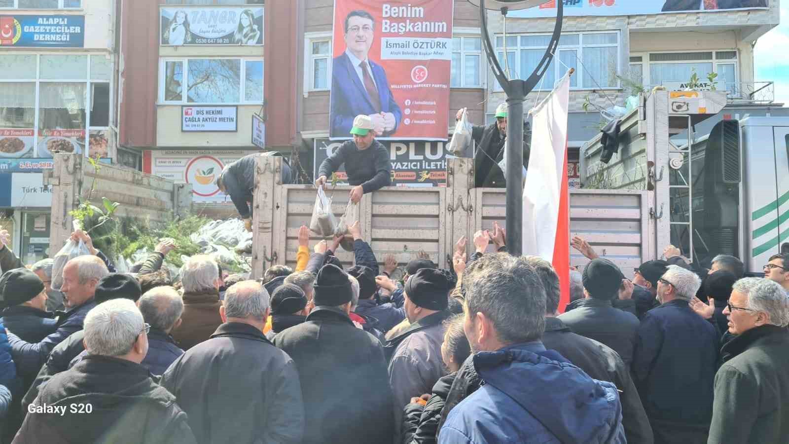 Alaplı&rsquo;da vatandaşlara fidan dağıtıldı
