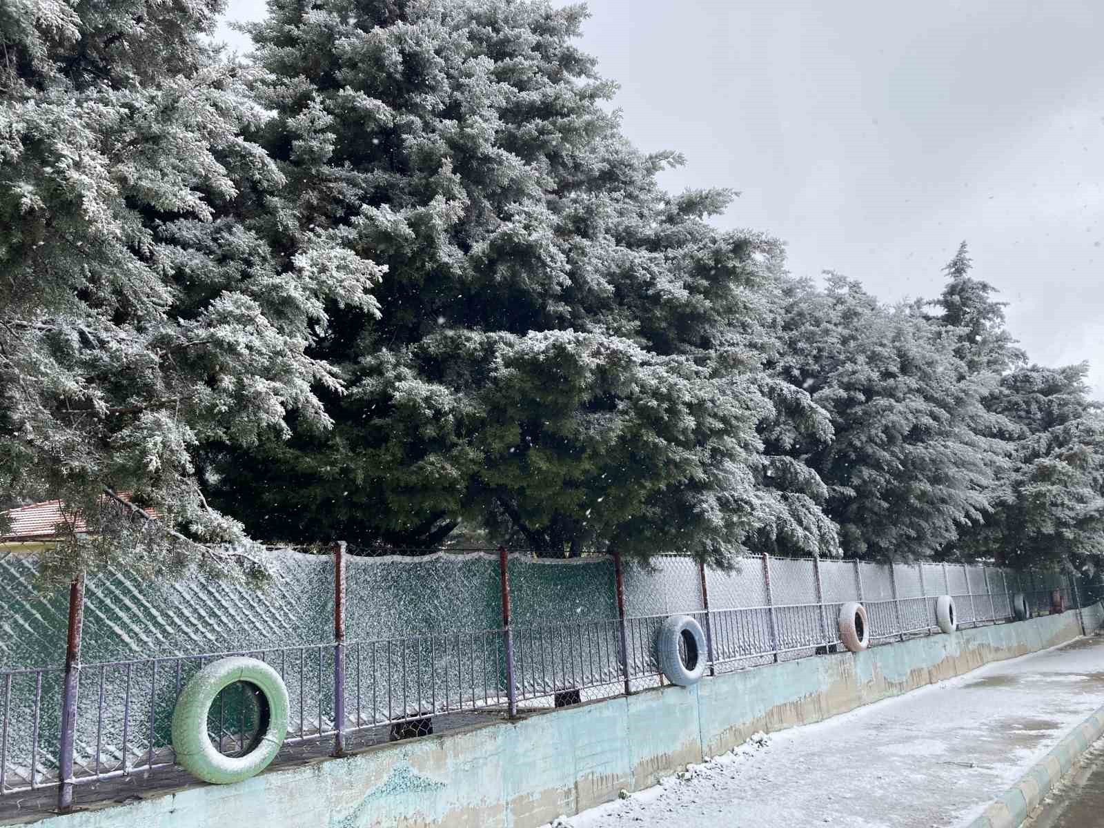 Burdur&rsquo;da mart ayında lapa lapa kar yağdı
