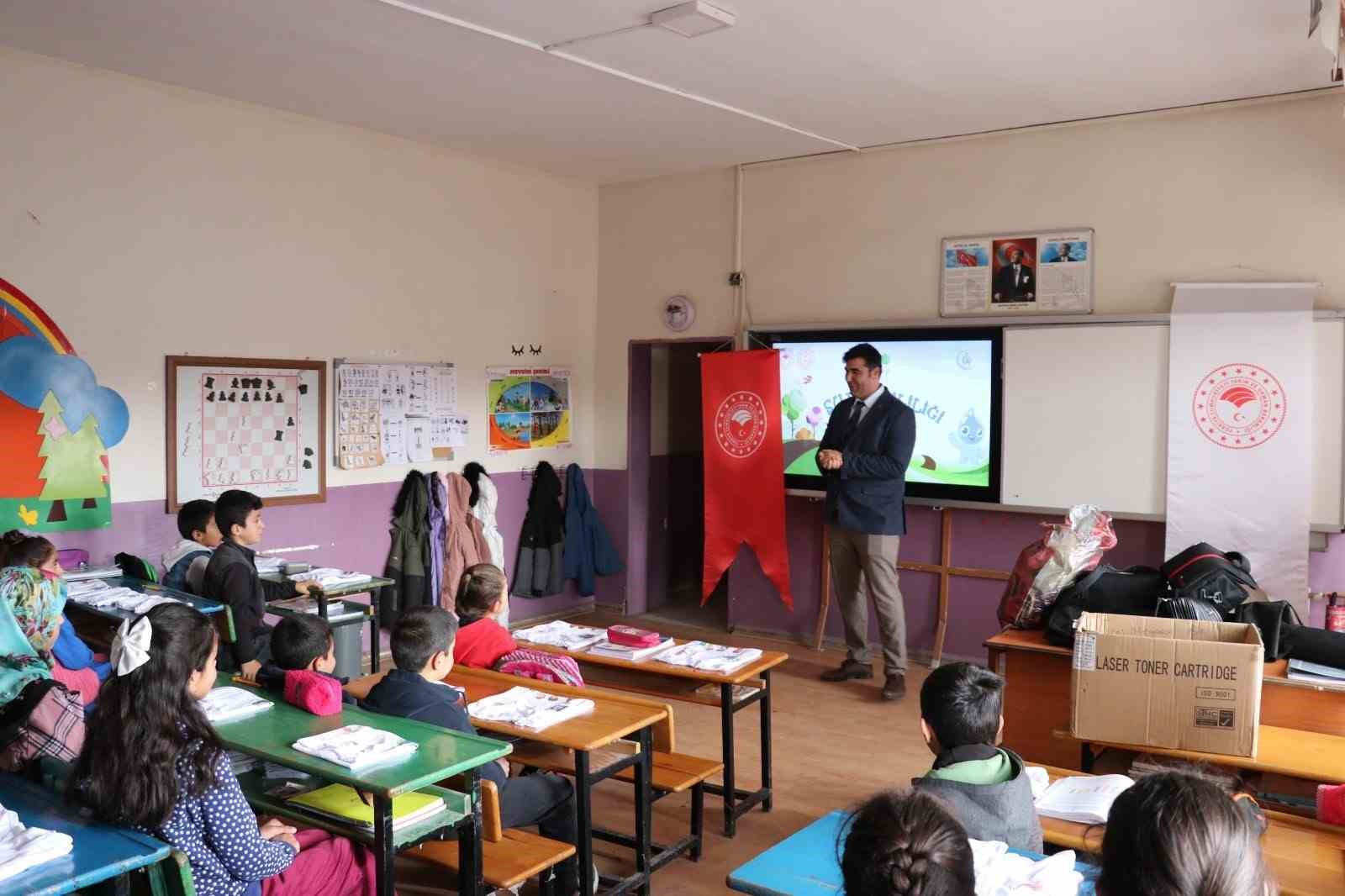 Kars’ta minik öğrencilere suyun önemi anlatıldı