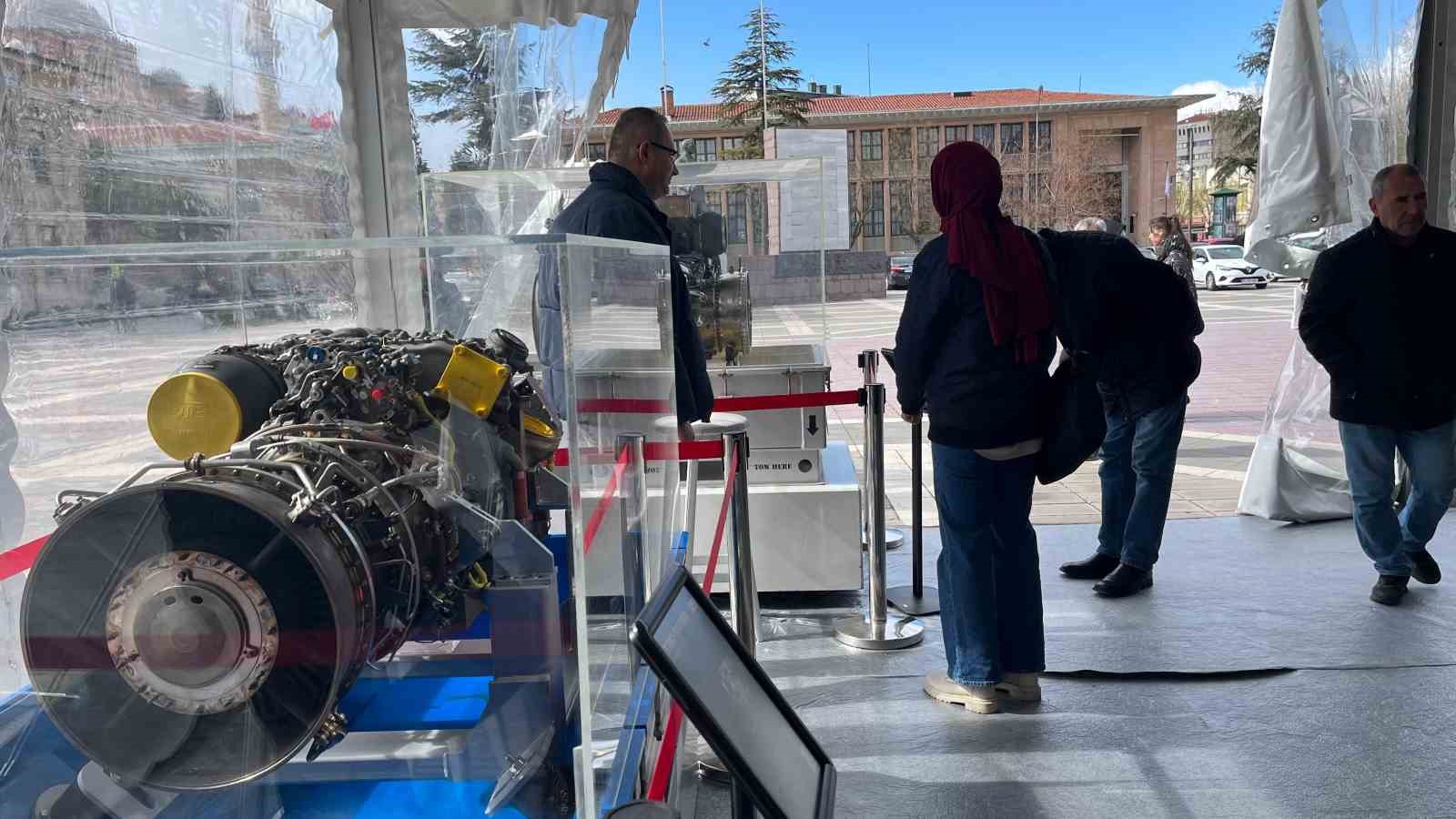 Sergilenen milli u&ccedil;ak motorları g&ouml;z yaşarttı
