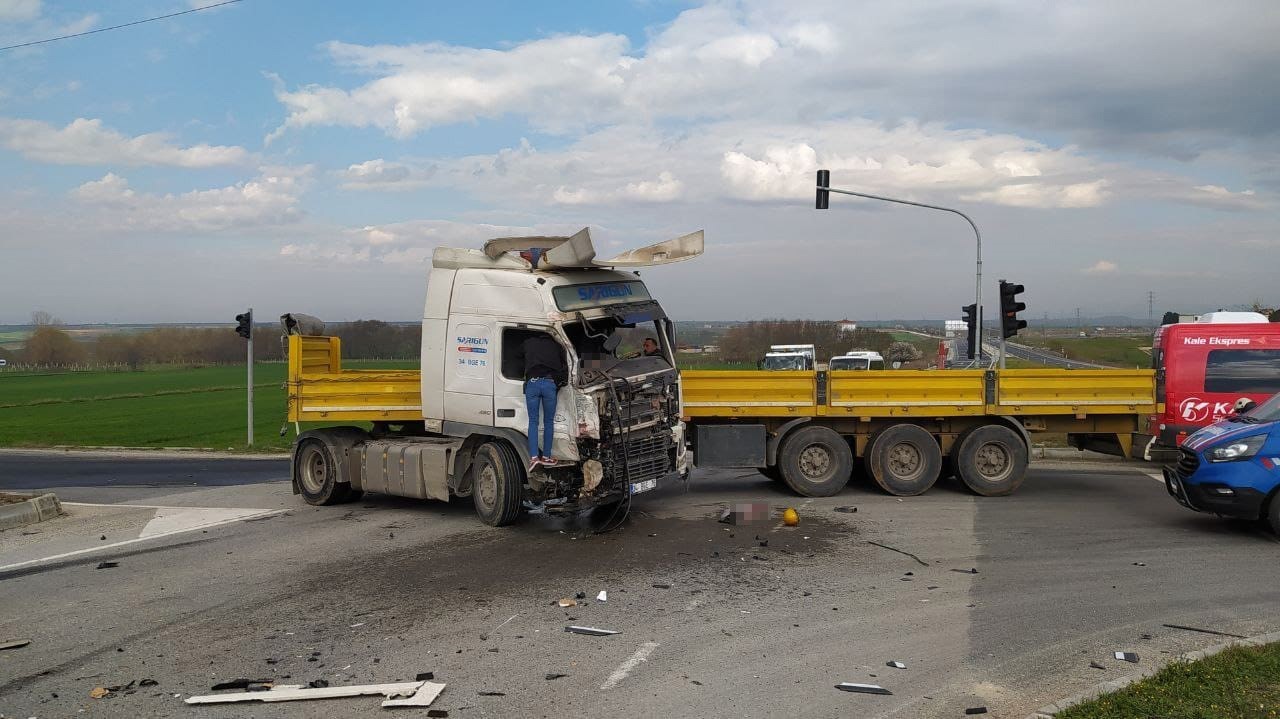 Tekirdağ&rsquo;da 5 kişinin &ouml;ld&uuml;ğ&uuml; feci kazada s&uuml;r&uuml;c&uuml;ler tutuklandı
