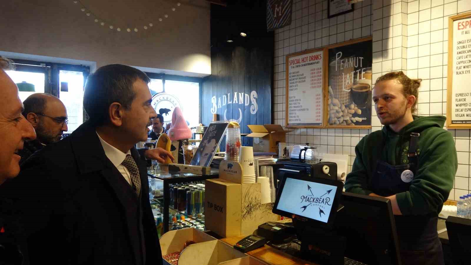 Bakan Tekin, Cumhuriyet Meydanı&rsquo;nda AK Parti standını ziyaret etti.
