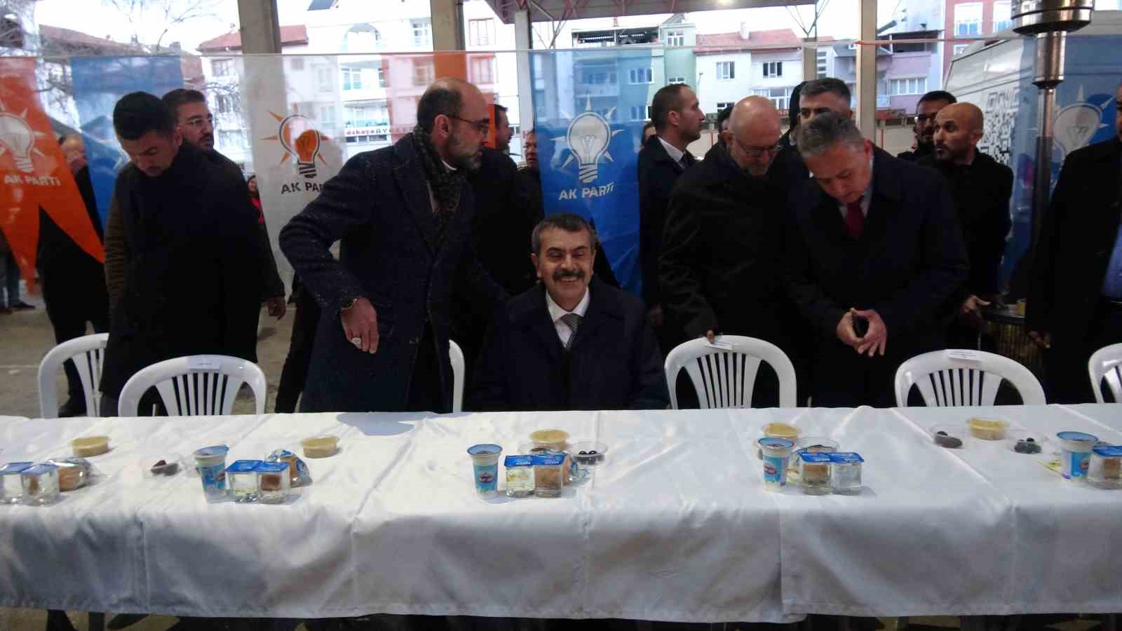 Bakan Tekin, Burdur’da vatandaşlarla iftarda bir araya geldi